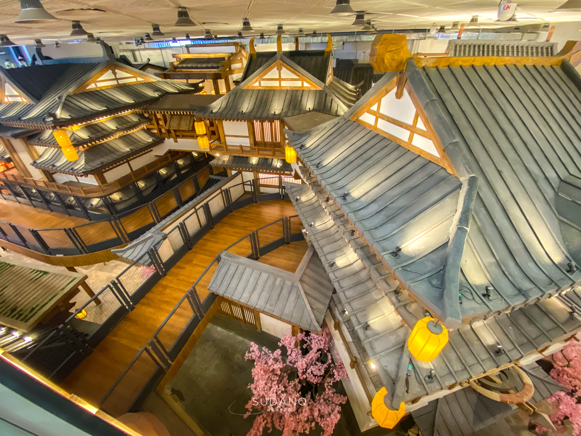 武汉哪家购物中心好玩,武汉最大的购物中心有多大