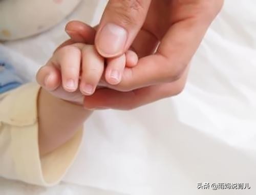 指甲白色缺钙,指甲盖上有白点是有蛔虫的意思吗