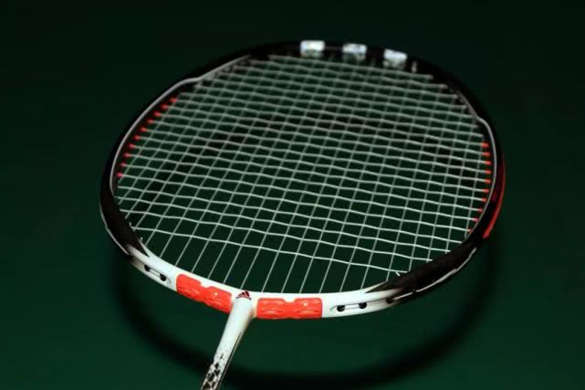 进攻型羽毛球拍推荐排行榜前十名,快速进攻高端羽毛球拍推荐