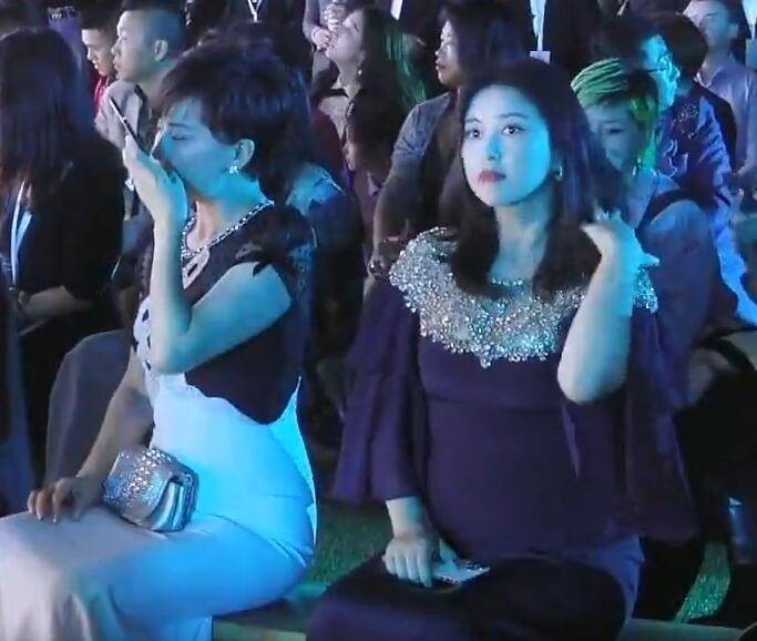 朱珠刘嘉玲,刘嘉玲朱珠看秀