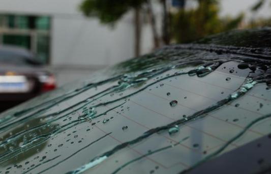 雨天后视镜看不清去除小妙招,后视镜雾气重怎么去除