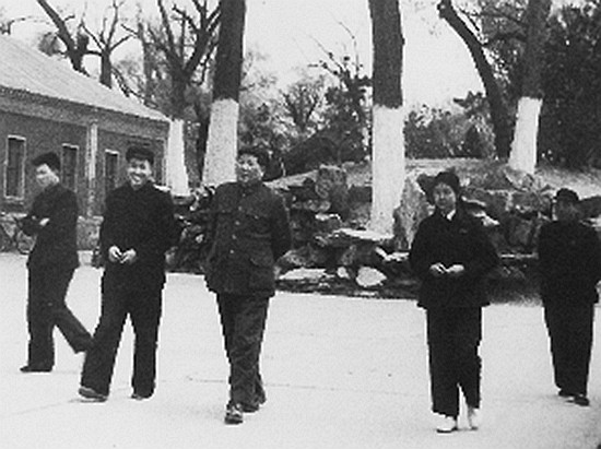 王鹤滨担任毛主席孩子们的家长，李讷为何对其不满：王叔叔不好