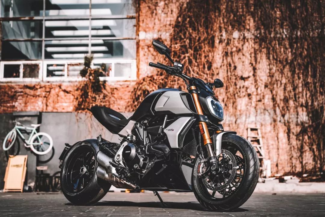 2022款杜卡迪1260s试驾,杜卡迪1260s是复古还是街车