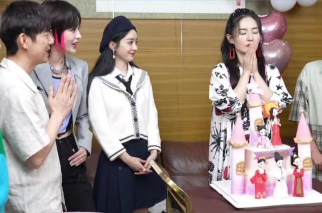 张杰谢娜同框只能看见侧脸,张杰谢娜一家四口的第一次同台