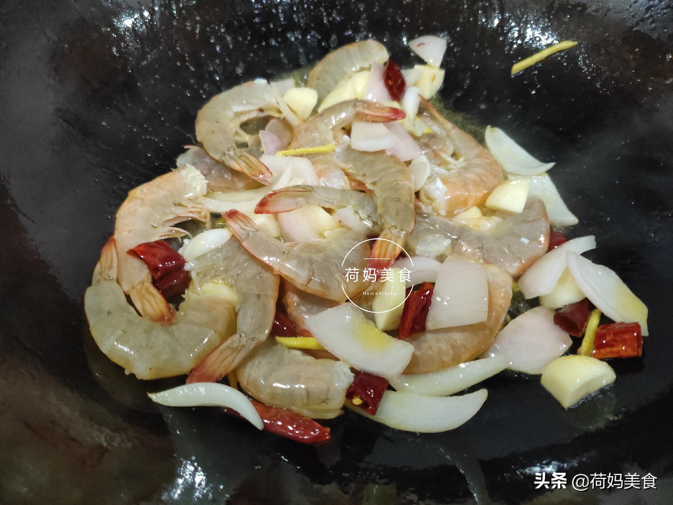 冻虾别再水煮了，加啤酒一焖，鲜香味美，好吃到吮指，一盘不够吃