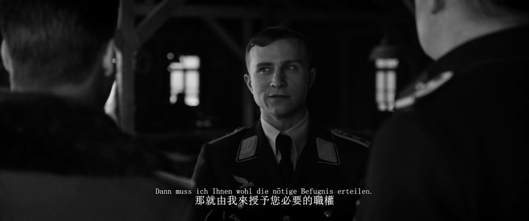 《冒牌上尉》:19岁少年逃兵的刽子手生涯,极权主义下的人性拷问