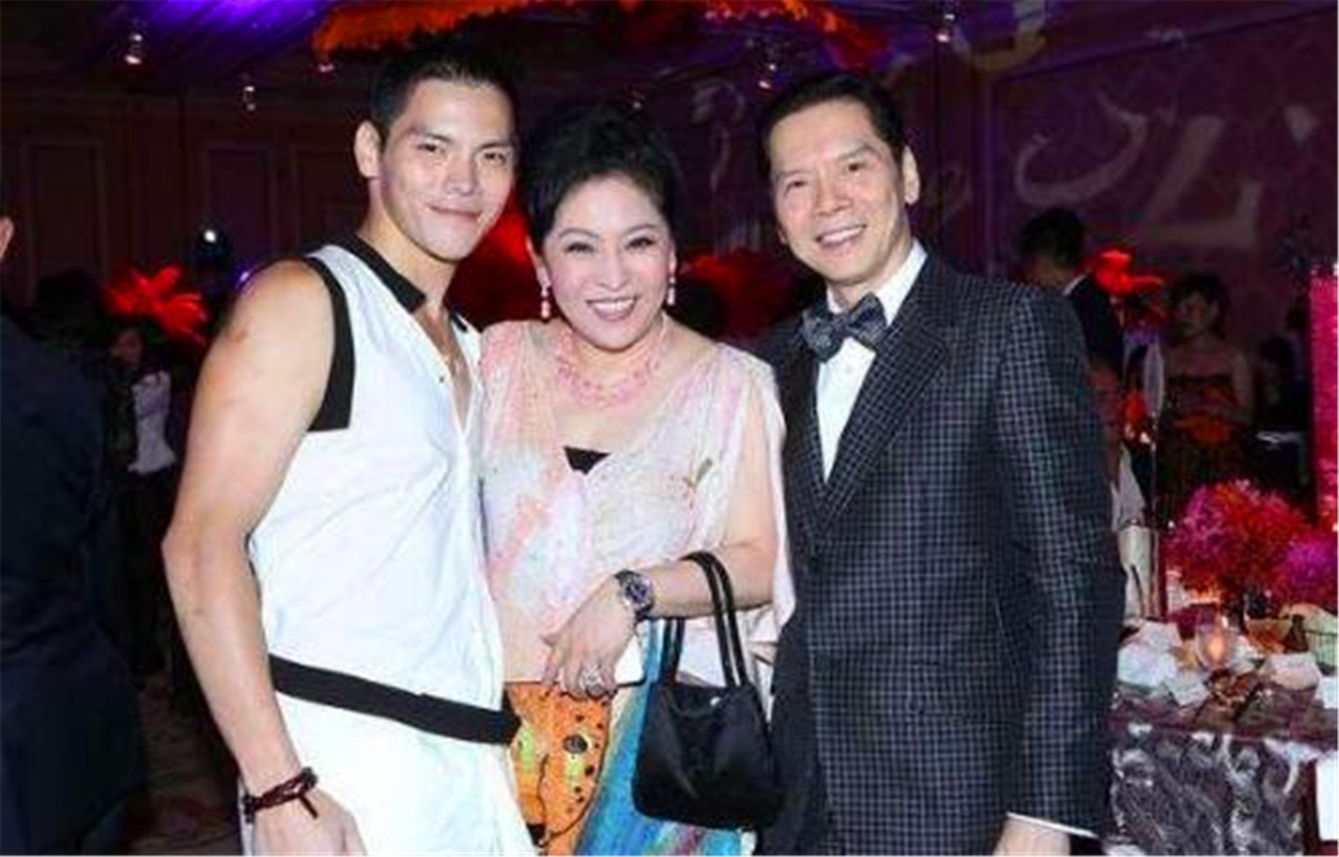 北京90年代的小混混,追着向华强一路打到深圳,凭一把刀闯浙江村