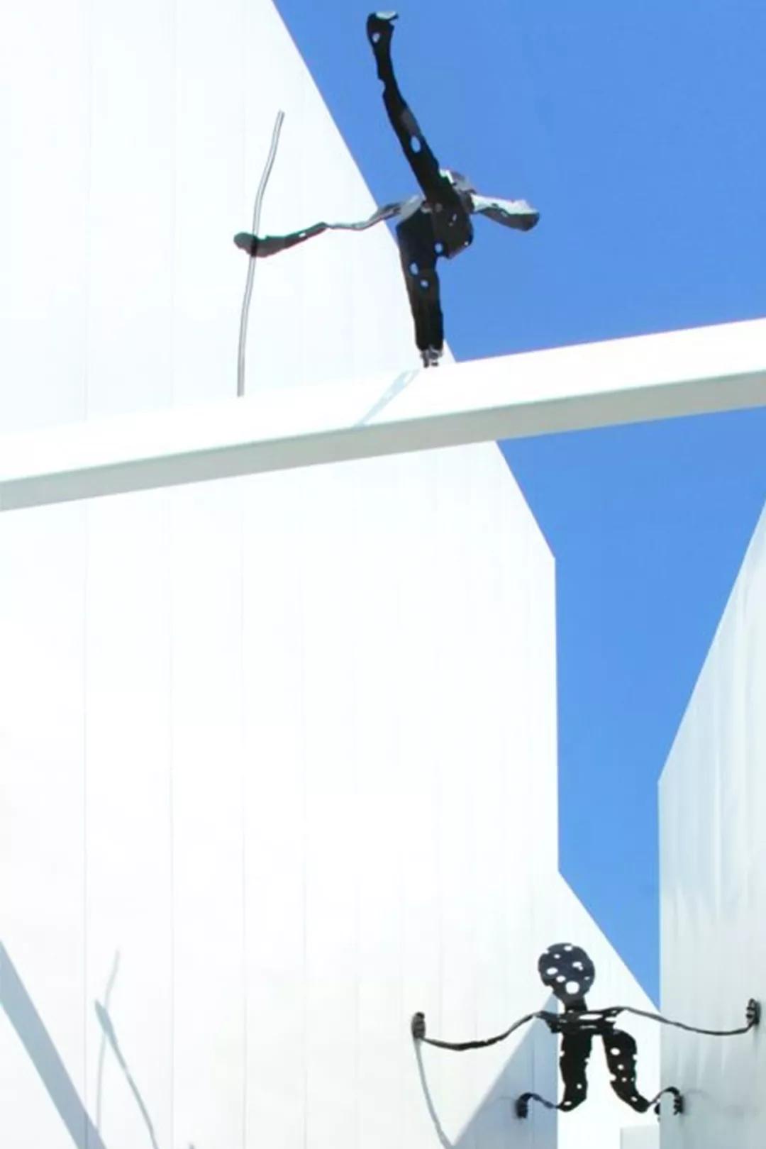 白天打卡33组奇妙的巨大装置，夜晚欣赏蓝色的光之海洋