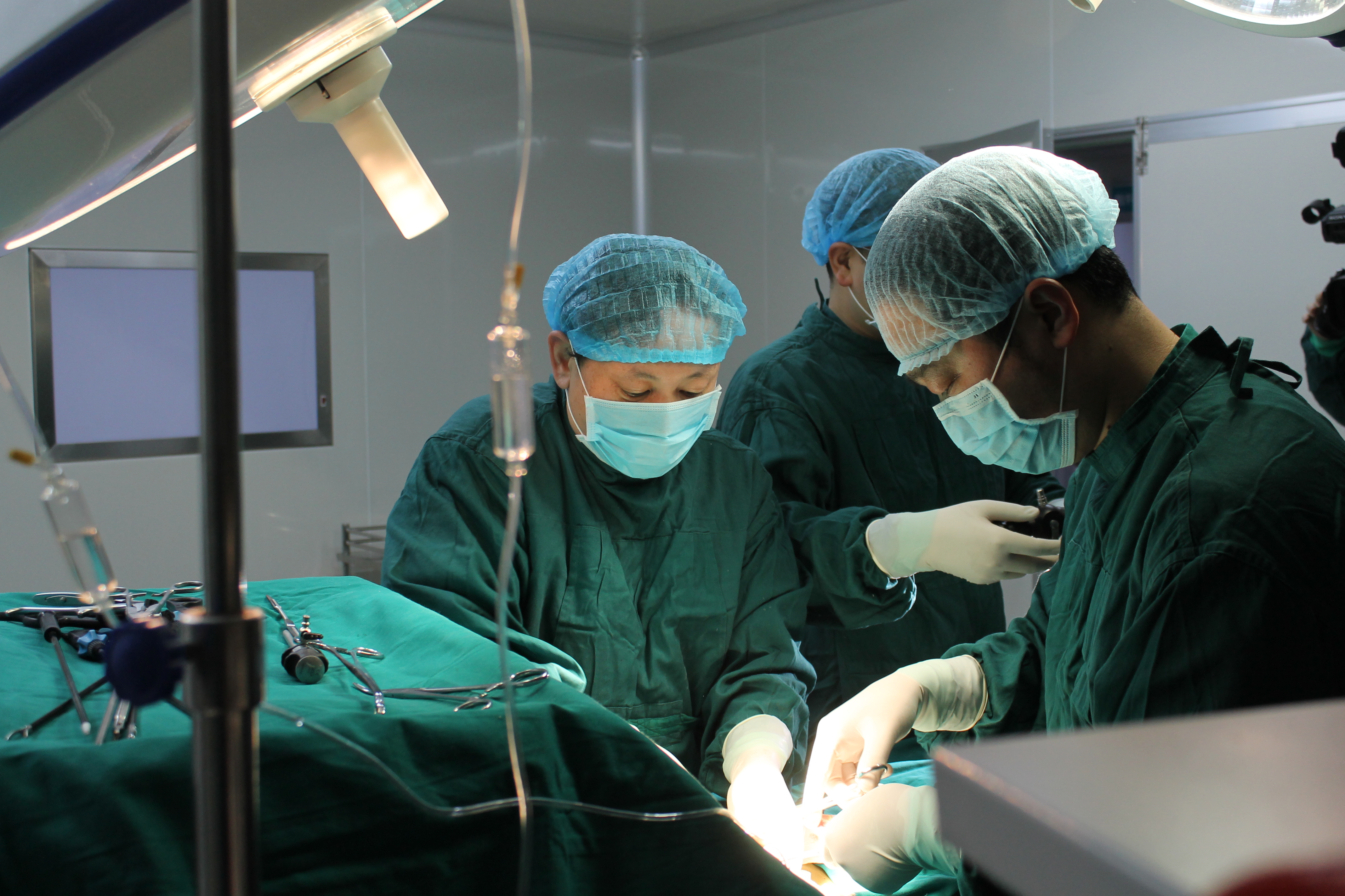 胆结石是切胆好还是保胆取石好,胆囊息肉并有胆结石要不要切胆