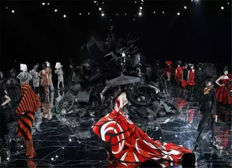 Gaga最爱的设计师麦昆，用自己受虐的经历，创作无数举世设计