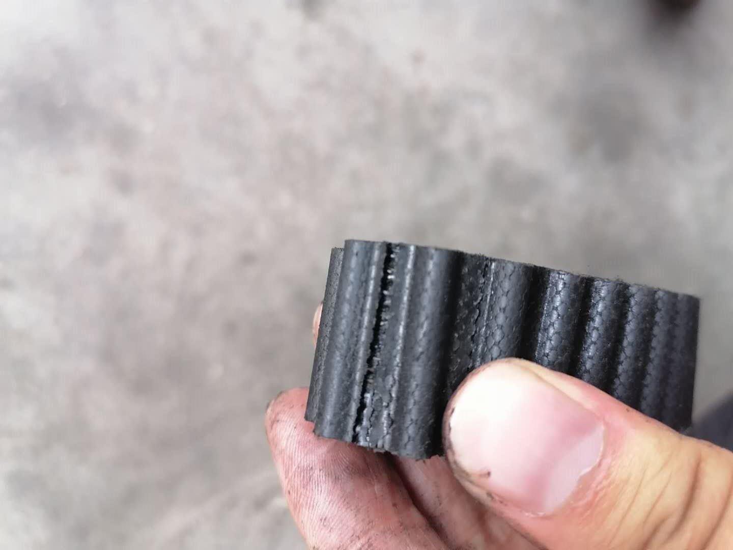 凸轮轴瓦盖不上油,凸轮轴瓦盖上紧转不动