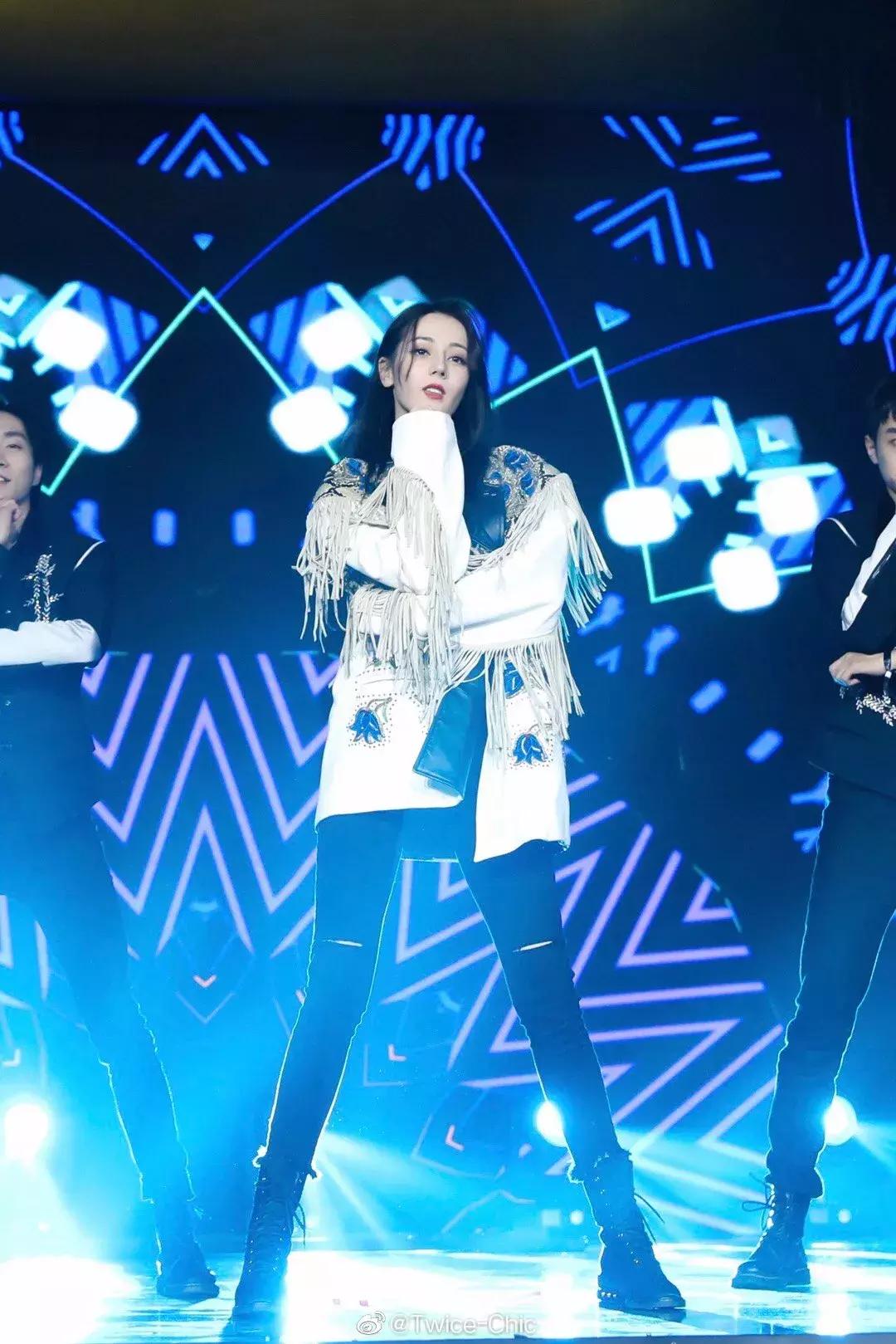 热巴当众撕衣服热舞,谁受得了