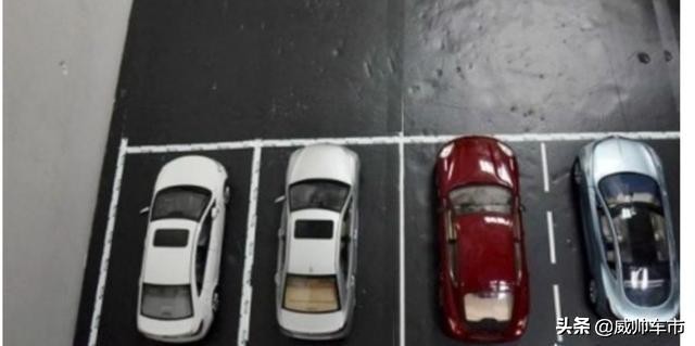 倒车入库两边都有车怎么能倒进去,倒车入库怎么看两边车身是否扫线