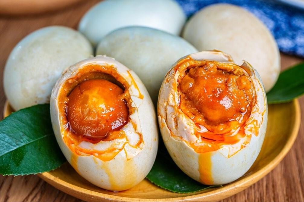 用热盐水腌咸鸭蛋冒油不咸的方法,腌咸鸭蛋放了白醋怎么办