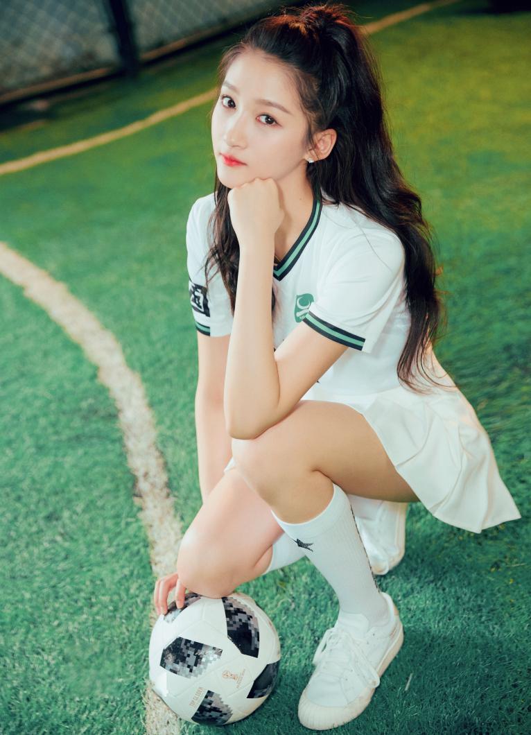 关晓彤白裙子腿长,关晓彤腿又长又直气质不输超模