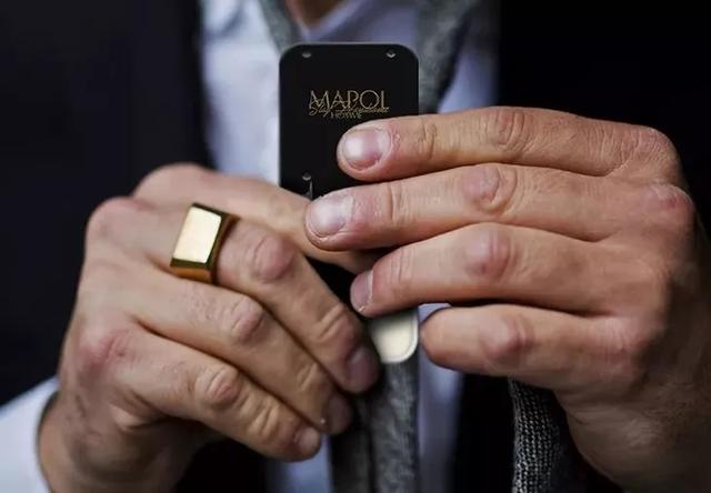 男人出门拿什么包合适,男人出门戴什么有面子