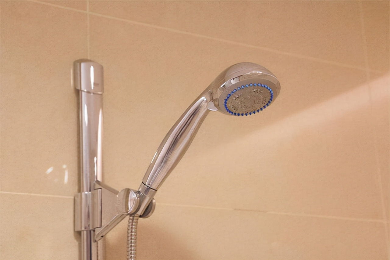 家里淋浴头堵塞怎么办,淋浴头堵塞用白醋还是陈醋