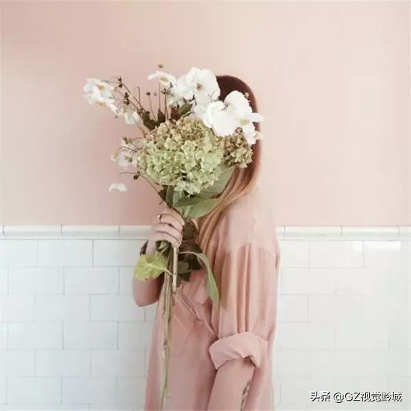 拍照时怎样克服不看镜头的尴尬感,解决拍照尴尬的技巧