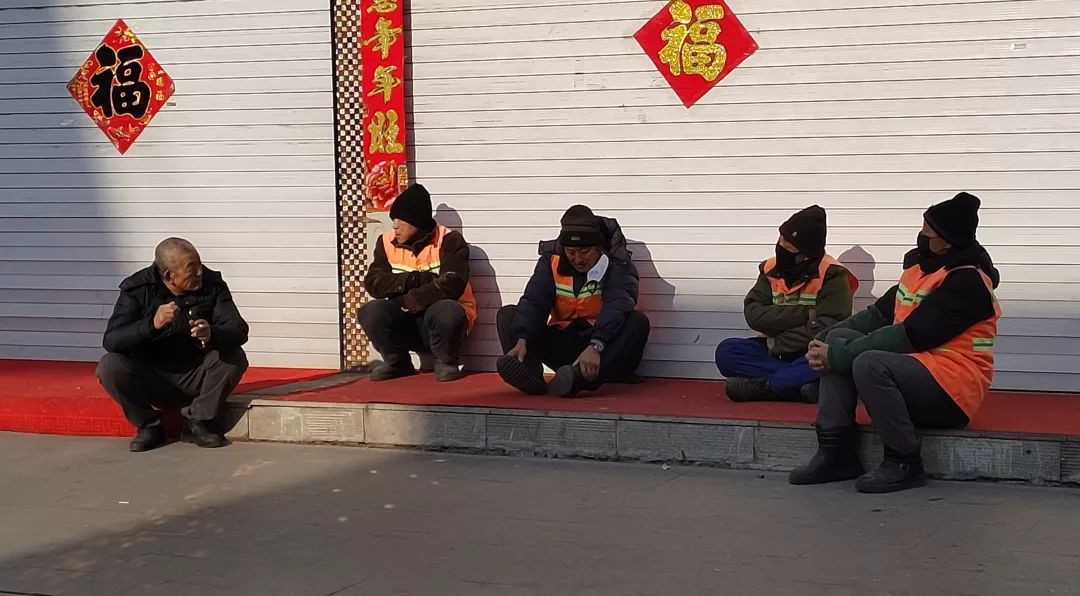 疫情下的县城夜晚照片真实,疫情时期农村的真实生活