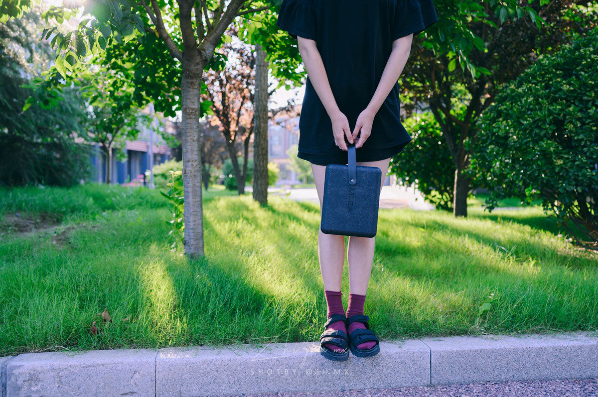 “跨界级”专业防抖，手机和微单都可用，普通人的视频“法宝”