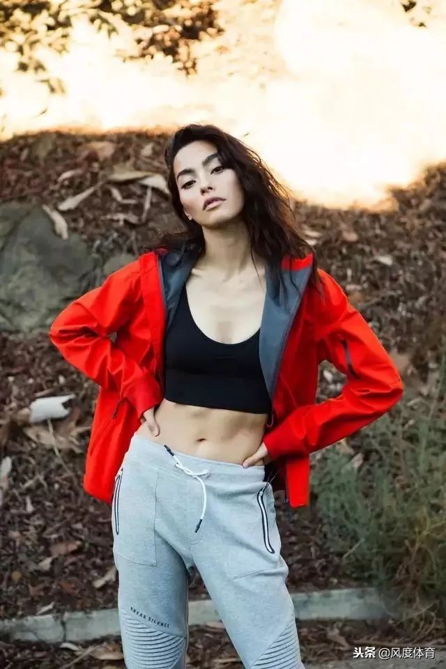 *窥偷**女神AdrianneHo的ins照片，我仿佛打开了新世界的大门……