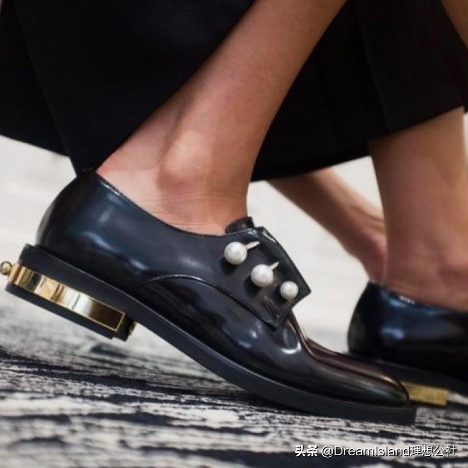 街拍白色乐福鞋,达妹街拍图文