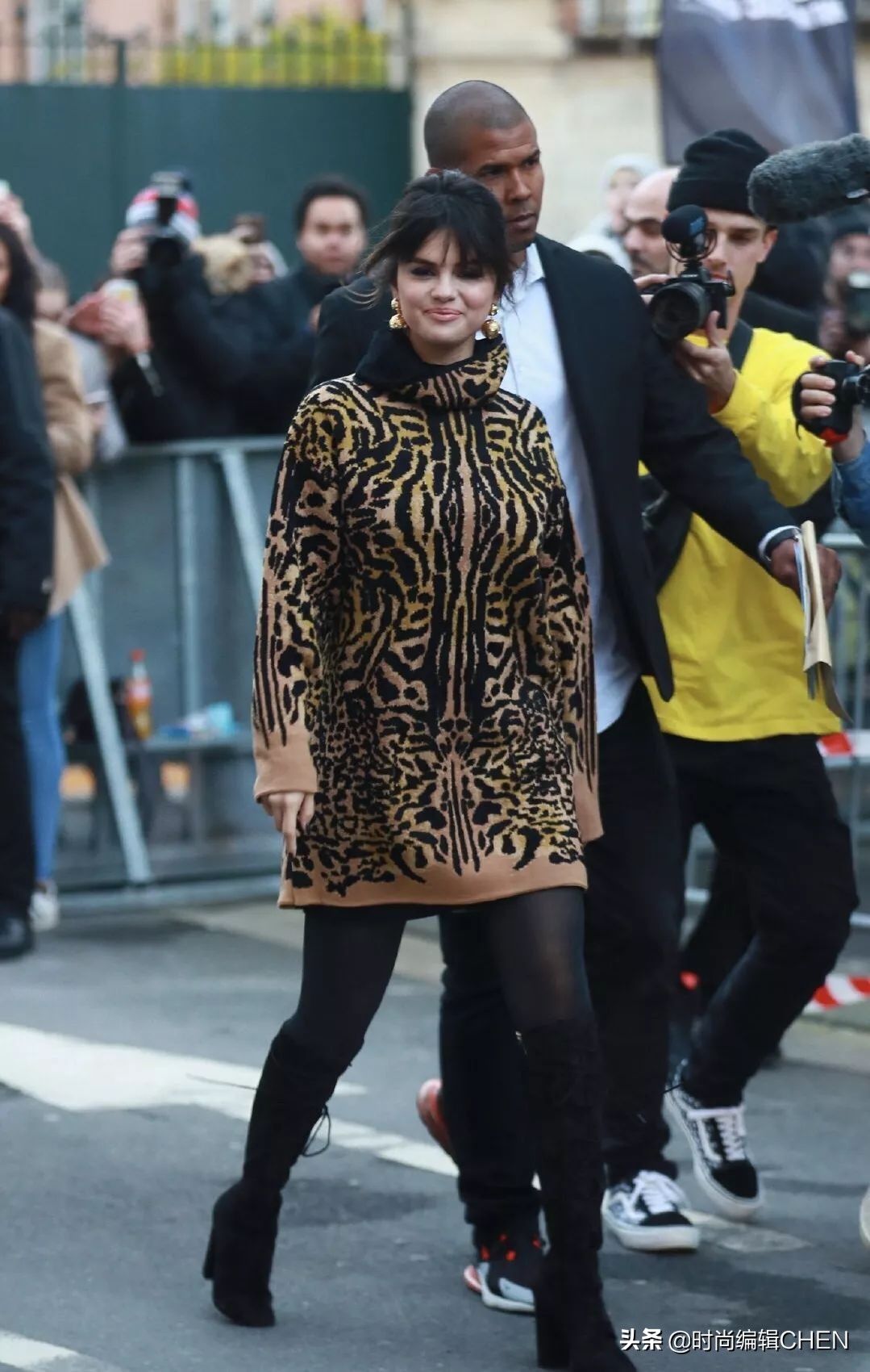 赛琳娜一天内增减10斤？一袭长袍体态瘦成超模，穿针织裙胖成富婆