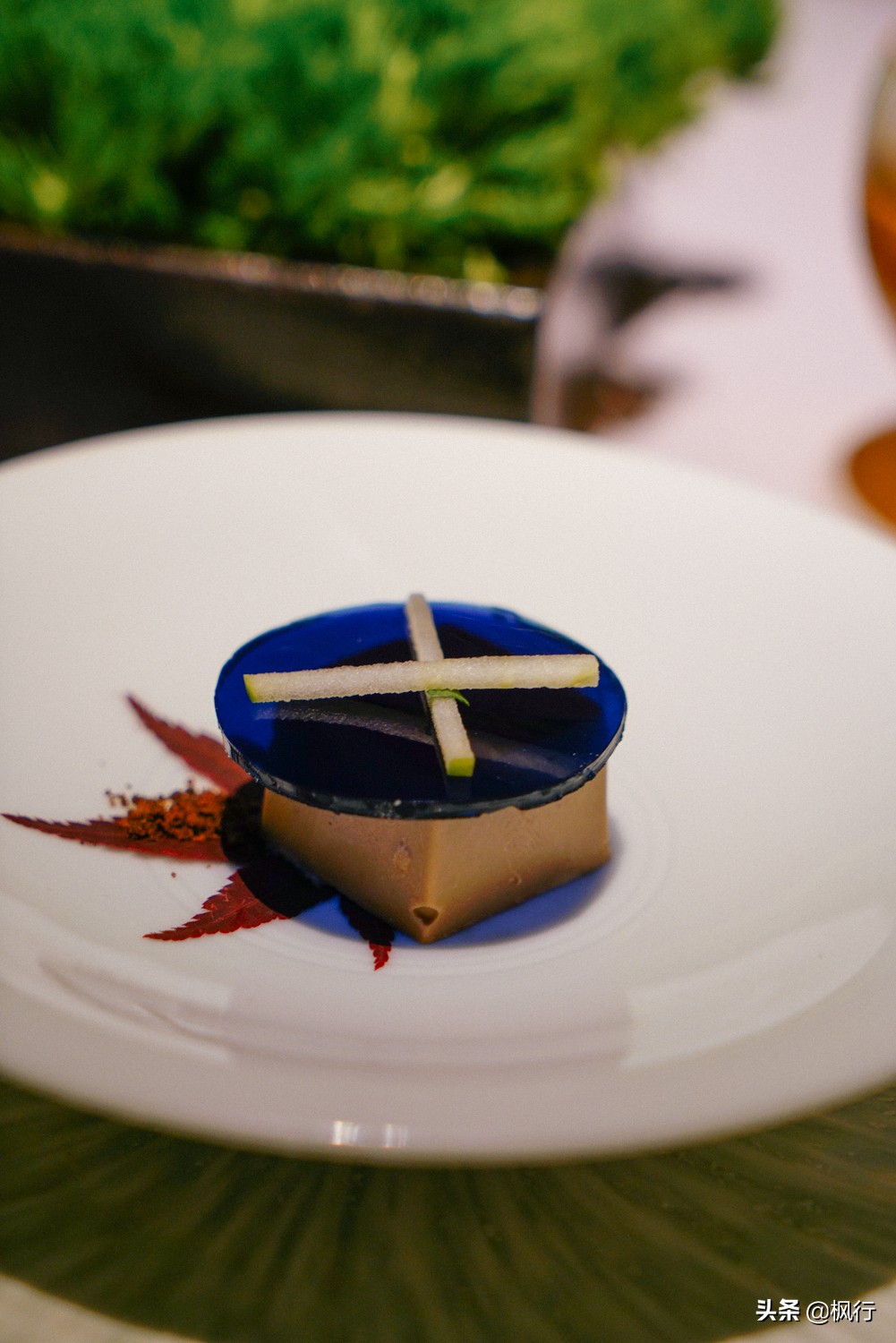 这家北京二环内的粤菜馆,装修获大奖,松板肉、乳鸽、罗氏虾惊艳