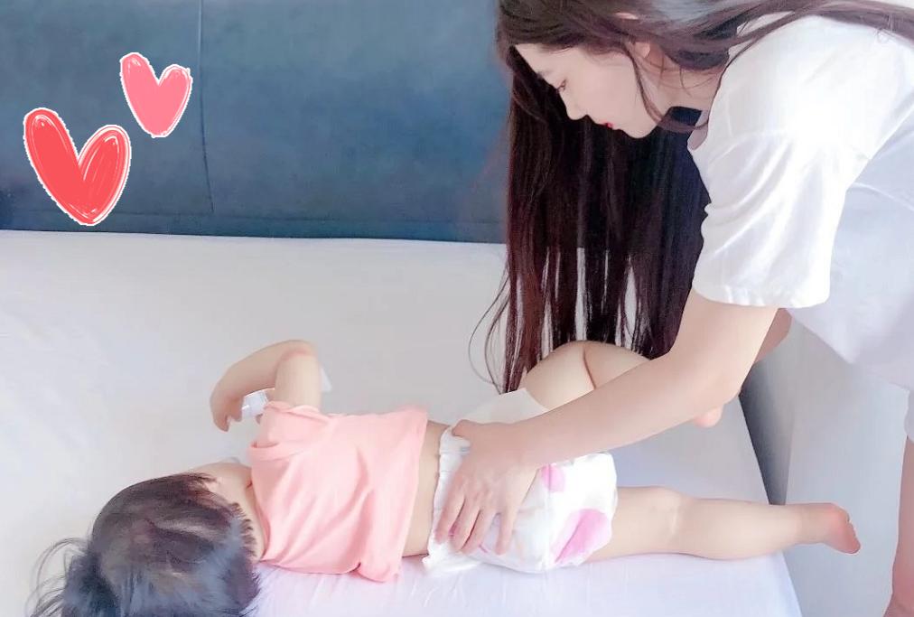 宝宝怎么穿拉拉裤才正确,宝宝穿拉拉裤的正确姿势