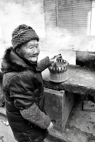 天冷了有什么取暖神器,数九寒冬屋内火炉取暖