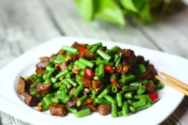 豇豆炒牛肉的做法窍门是什么,西红柿辣子豇豆炒牛肉家常做法