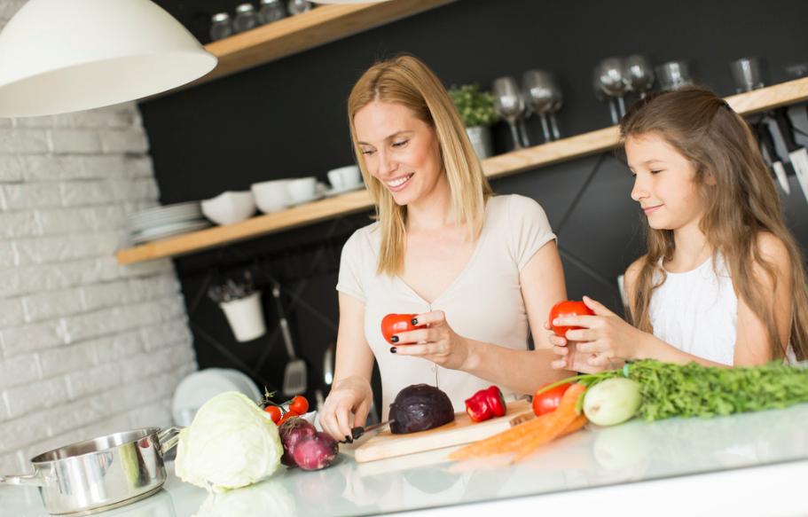 宝妈刚过满月肚子疼是怎么回事,宝妈刚满月出去转一圈肚子有气疼