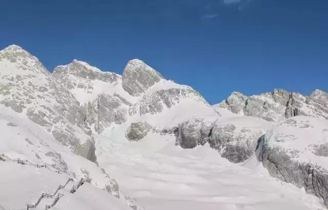 49岁大叔建石头房,50岁大叔花了2800娶个媳妇