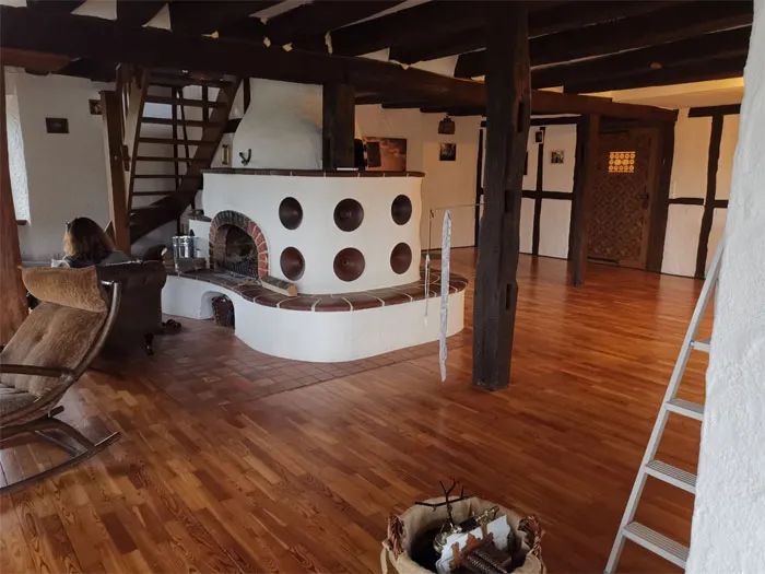 疫情期间住古堡，国外普通女大学生迅速成百万网红，获千万点赞