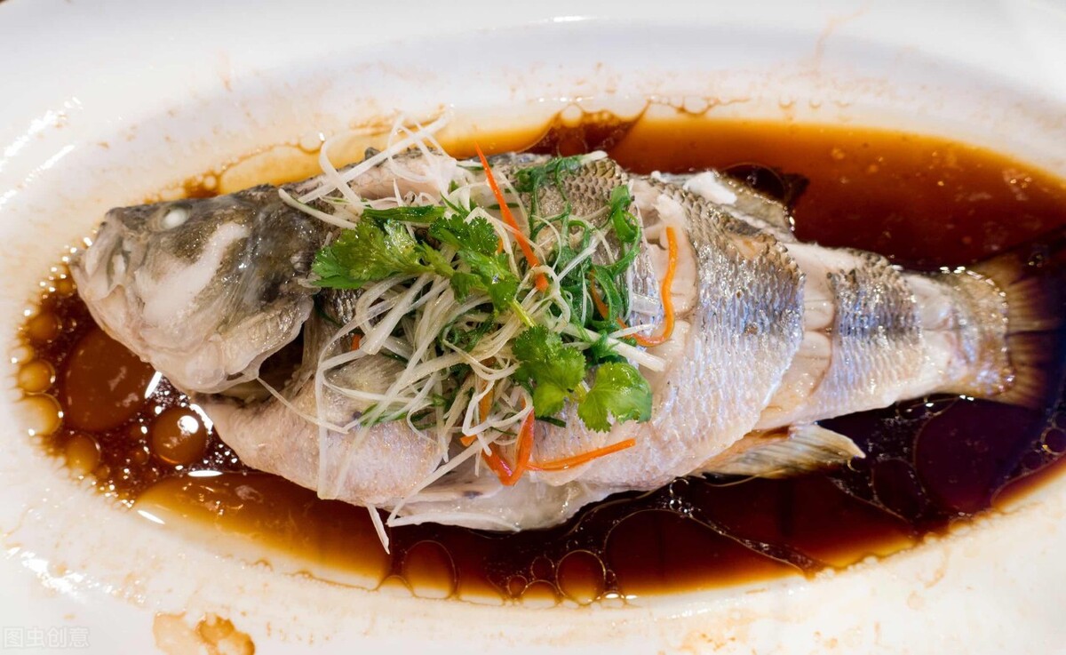 清蒸鱼要放什么调料才好吃,清蒸鱼适合放哪些调料