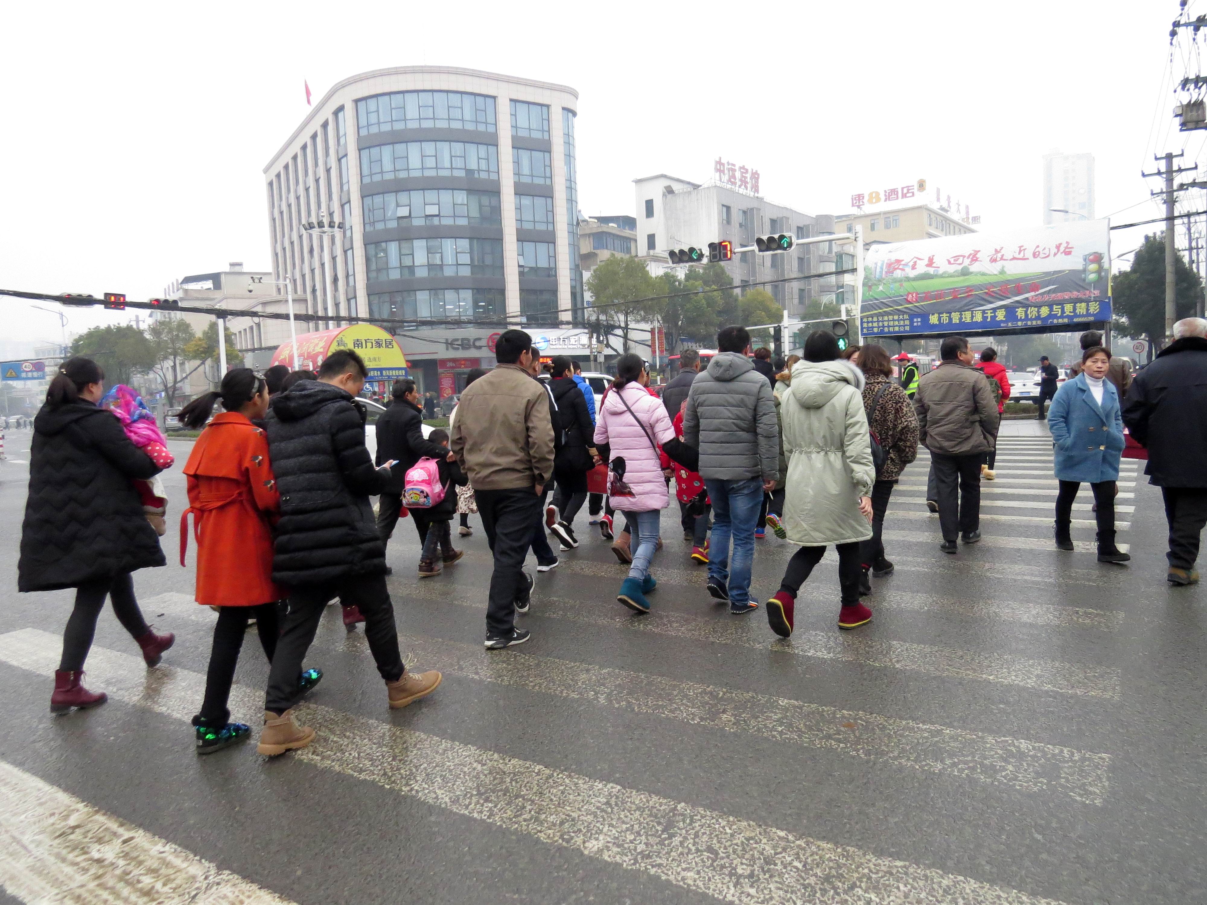 志愿者全员上路共抗疫情,文明出行劝导志愿者在行动