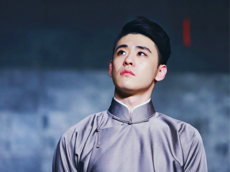 开眼了，能让女孩带着荧光棒听相声的只有他了，为啥这么火？