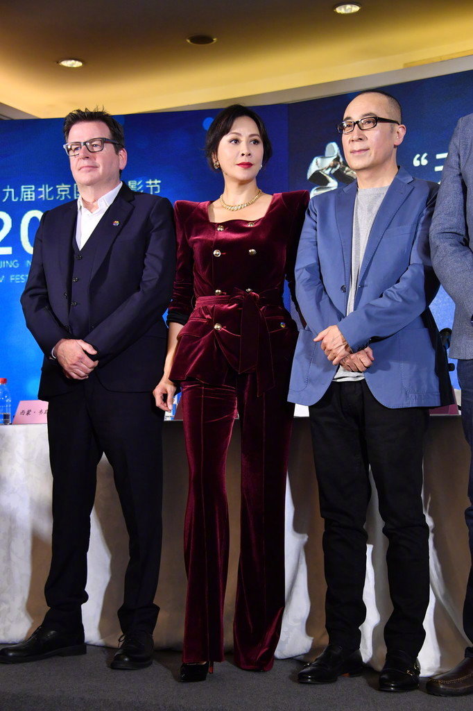 郑秀妍刘嘉玲 (刘嘉玲领开襟衫)