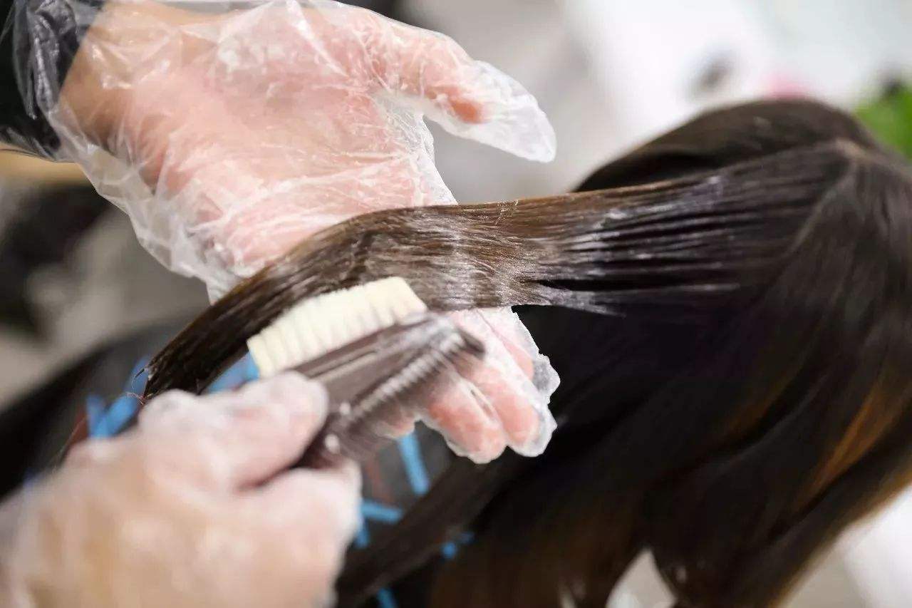 头发干枯毛躁怎么保养还有头皮屑,头发毛躁蓬松要怎么打理买啥护理