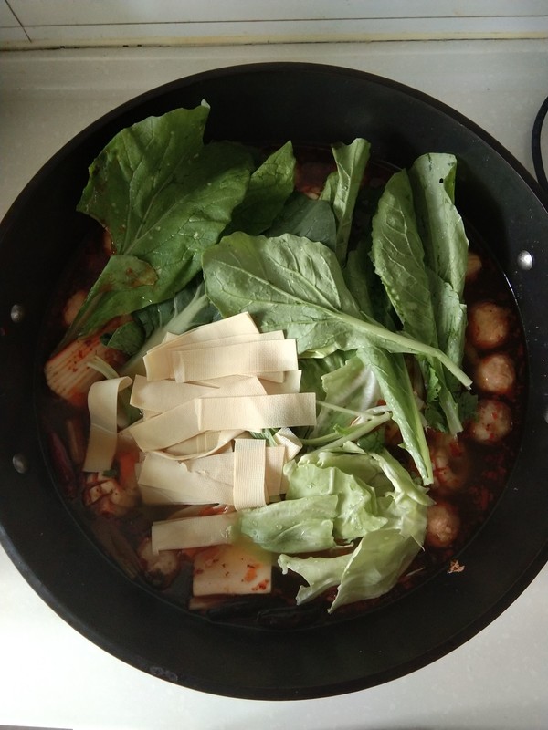 嫌麻辣烫店又贵又脏，自己在家做，麻辣鲜香吃个够，成本10元不到