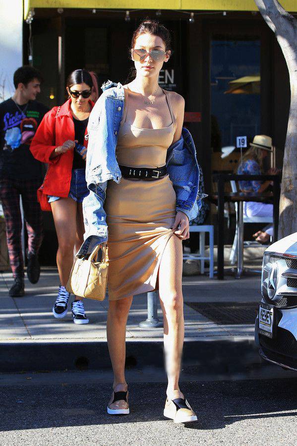 她们不是没穿内衣，而是会穿内衣