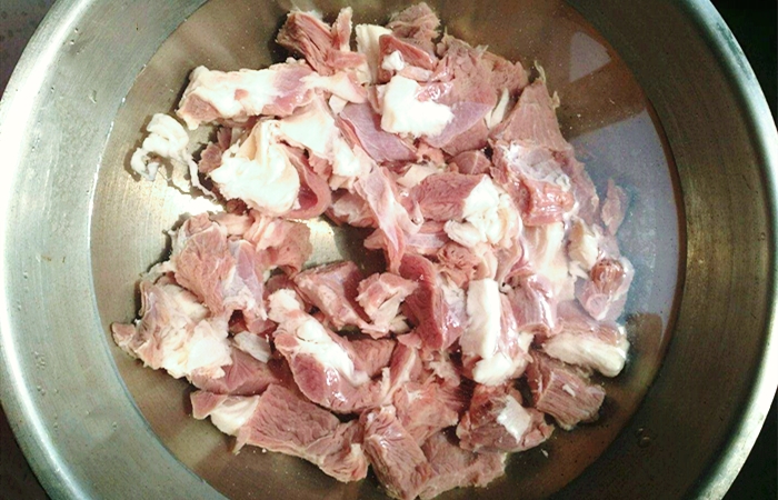 羊肉有膻味好还是没膻味好,做好的羊肉膻味太重怎么补救