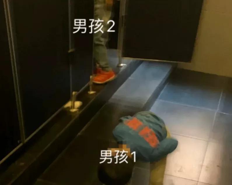 女澡堂惊现半裸男性，网友这次真的炸了