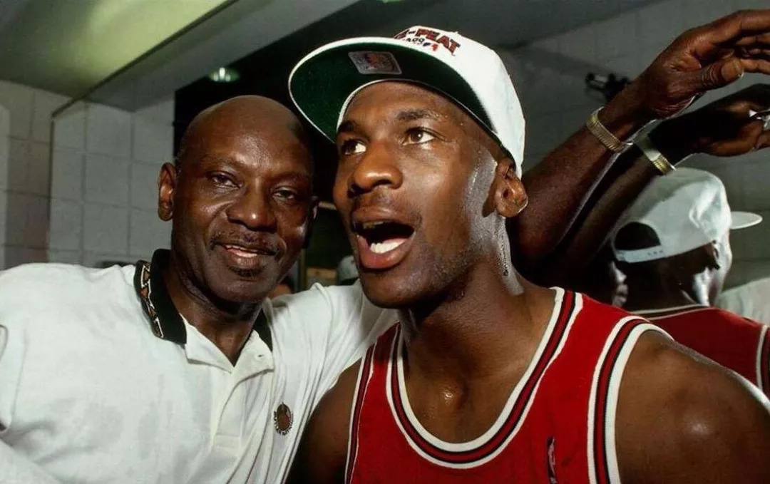 神的影响力！乔丹亲签AJ1以56万美元成交，创下球鞋交易新纪录