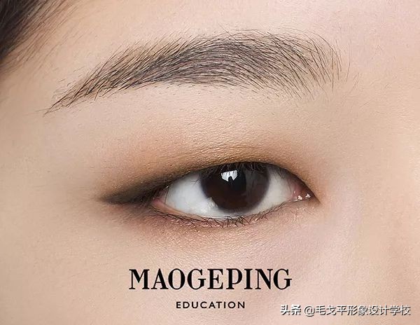 单眼皮不画眼线只画眼影好看吗,为何同样是单眼皮