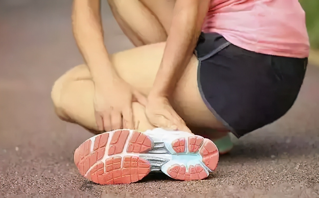 崴脚后的处理过程和注意事项,摔跤崴脚怎么处理恢复最快