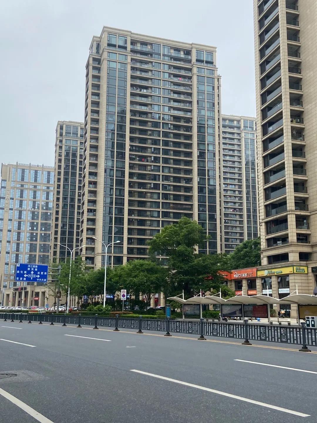 高富帅一秒变挫！绍兴再高端的小区也逃不过“包阳台”的锅…