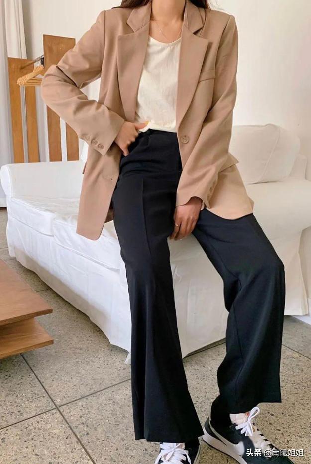小黑西装怎样搭配好看,五十岁女人穿小黑西装怎样搭配