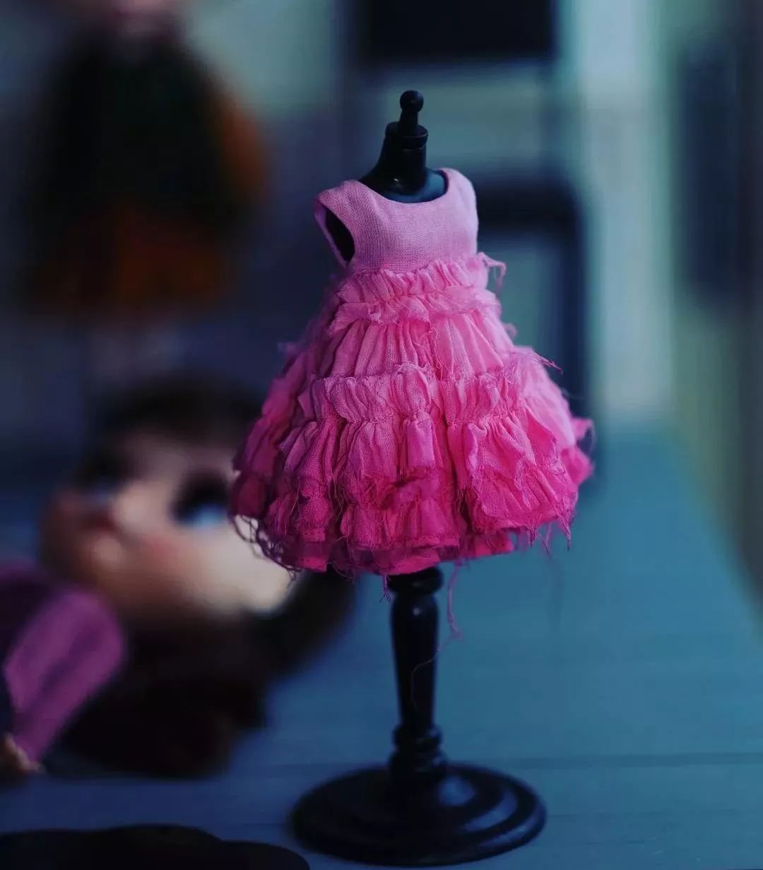 恨不能把她的芭比娃衣穿上自己身上......