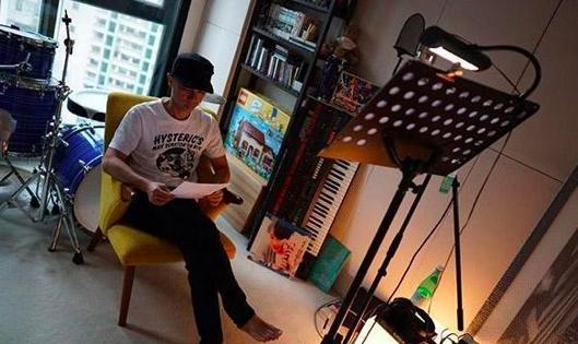 揭秘香港歌手李克勤的家，摆放着架子鼓吉他乐器，文末有全家福